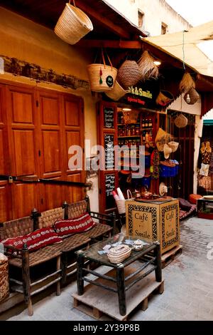 Fes, Marokko. Der Souk bietet Kunsthandwerk und typische Produkte Stockfoto