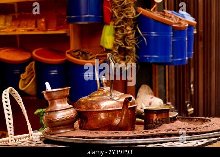 Fes, Marokko. Der Souk bietet Kunsthandwerk und typische Produkte Stockfoto