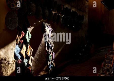 Fes, Marokko. Der Souk bietet Kunsthandwerk und typische Produkte Stockfoto