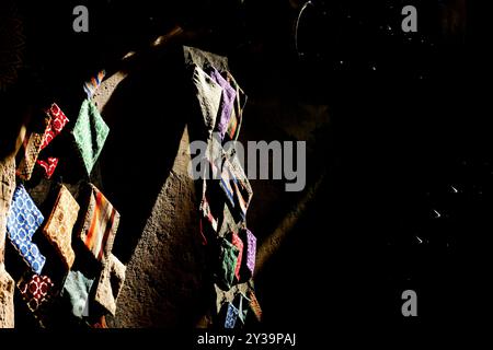 Fes, Marokko. Der Souk bietet Kunsthandwerk und typische Produkte Stockfoto