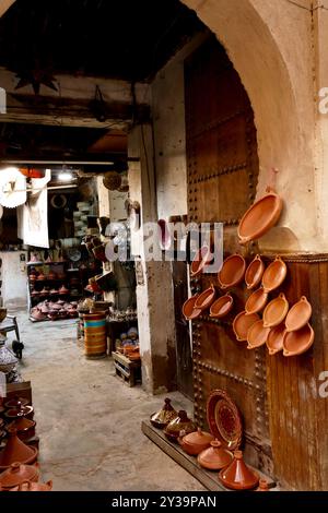Fes, Marokko. Der Souk bietet Kunsthandwerk und typische Produkte Stockfoto