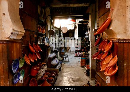 Fes, Marokko. Der Souk bietet Kunsthandwerk und typische Produkte Stockfoto