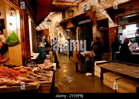 Fes, Marokko. Der Souk bietet Kunsthandwerk und typische Produkte Stockfoto