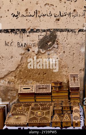 Fes, Marokko. Der Souk bietet Kunsthandwerk und typische Produkte Stockfoto