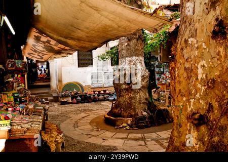 Fes, Marokko. Der Souk bietet Kunsthandwerk und typische Produkte Stockfoto