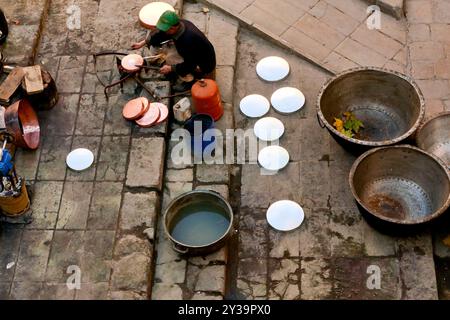 Fes, Marokko. Der Souk bietet Kunsthandwerk und typische Produkte Stockfoto