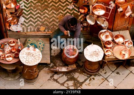 Fes, Marokko. Der Souk bietet Kunsthandwerk und typische Produkte Stockfoto