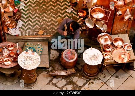 Fes, Marokko. Der Souk bietet Kunsthandwerk und typische Produkte Stockfoto