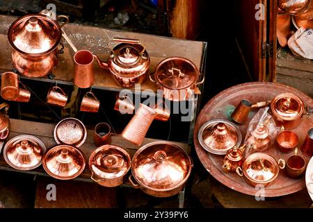 Fes, Marokko. Der Souk bietet Kunsthandwerk und typische Produkte Stockfoto