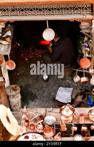 Fes, Marokko. Der Souk bietet Kunsthandwerk und typische Produkte Stockfoto