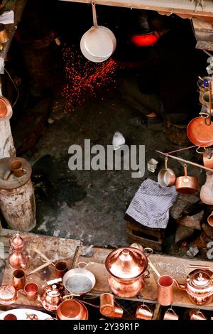 Fes, Marokko. Der Souk bietet Kunsthandwerk und typische Produkte Stockfoto