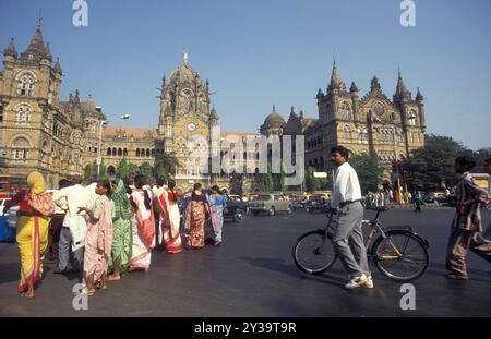 Menschen und Markt vor der Architektur des Mumbai Bahnhofs oder des Chhatrapati Shivaji Terminus im Stadtzentrum von Mumbai in Indien. I Stockfoto