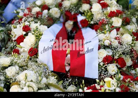 Ein Trauerkranz vom FC Bayern München liegt auf dem Grab von Fußballtrainer Christoph Daum auf dem Melaten-Friedhof in Köln. Der Fußball-Trainer war 2024 im Alter von 70 Jahren dem Krebs erlegen. Familie, Prominente, viele Freunde und ehemalige Weggefährten haben Kränze niedergelegt. Köln, 13.09.2024 NRW Deutschland *** Ein Trauerkranz des FC Bayern München liegt auf dem Grab von Fußballtrainer Christoph Daum auf dem Melaten Friedhof in Köln der Fußballtrainer starb 2024 im Alter von 70 Jahren an Krebs Familie, Prominente, viele Freunde und ehemalige Gefährten haben Kränze gelegt Köln, 13 09 2024 NRW-Keime Stockfoto