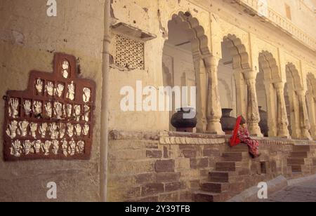 Weibliche Königinnen Handabdrücke von Sati und Gitter mit geschnitzten Händen im Meherangarh in der Stadt Jodhpur in der Provinz Rajasthan in Indien. Indien, Jo Stockfoto