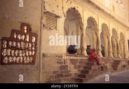 Weibliche Königinnen Handabdrücke von Sati und Gitter mit geschnitzten Händen im Meherangarh in der Stadt Jodhpur in der Provinz Rajasthan in Indien. Indien, Jo Stockfoto