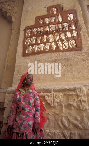 Weibliche Königinnen Handabdrücke von Sati und Gitter mit geschnitzten Händen im Meherangarh in der Stadt Jodhpur in der Provinz Rajasthan in Indien. Indien, Jo Stockfoto