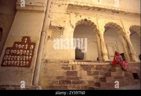 Weibliche Königinnen Handabdrücke von Sati und Gitter mit geschnitzten Händen im Meherangarh in der Stadt Jodhpur in der Provinz Rajasthan in Indien. Indien, Jo Stockfoto