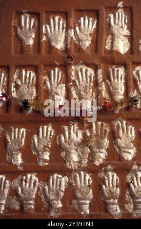 Weibliche Königinnen Handabdrücke von Sati und Gitter mit geschnitzten Händen im Meherangarh in der Stadt Jodhpur in der Provinz Rajasthan in Indien. Indien, Jo Stockfoto