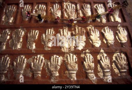 Weibliche Königinnen Handabdrücke von Sati und Gitter mit geschnitzten Händen im Meherangarh in der Stadt Jodhpur in der Provinz Rajasthan in Indien. Indien, Jo Stockfoto