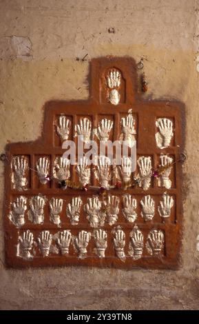 Weibliche Königinnen Handabdrücke von Sati und Gitter mit geschnitzten Händen im Meherangarh in der Stadt Jodhpur in der Provinz Rajasthan in Indien. Indien, Jo Stockfoto