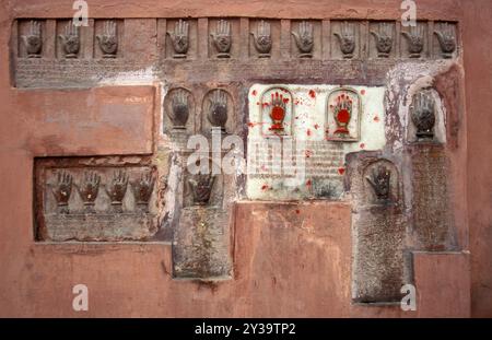 Weibliche Königinnen Handabdrücke von Sati und Gitter mit geschnitzten Händen im Meherangarh in der Stadt Jodhpur in der Provinz Rajasthan in Indien. Indien, Jo Stockfoto