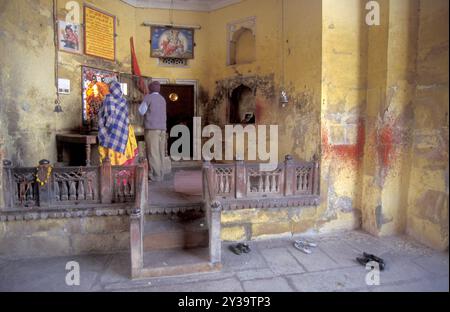 Ein Schrein bei den Frauen-Königinnen-Handabdrücke von Sati und Gitter mit geschnitzten Händen im Meherangarh in der Stadt Jodhpur in der Provinz Rajasthan in I Stockfoto