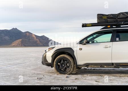 Eine Subaru Outback Wilderness Edition, die sich auf den Bonneville Salt Flats ausgibt. Stockfoto