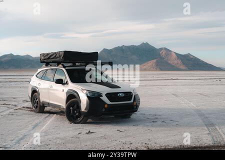 Eine Subaru Outback Wilderness Edition, die sich auf den Bonneville Salt Flats ausgibt. Stockfoto