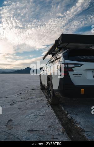 Eine Subaru Outback Wilderness Edition, die sich auf den Bonneville Salt Flats ausgibt. Stockfoto