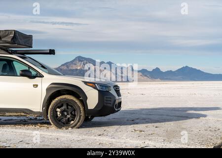 Eine Subaru Outback Wilderness Edition, die sich auf den Bonneville Salt Flats ausgibt. Stockfoto