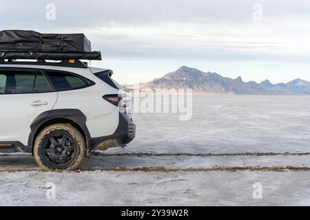 Eine Subaru Outback Wilderness Edition, die sich auf den Bonneville Salt Flats ausgibt. Stockfoto
