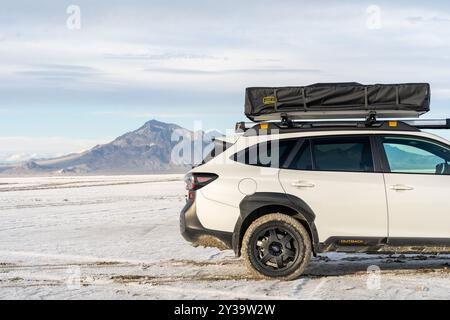 Eine Subaru Outback Wilderness Edition, die sich auf den Bonneville Salt Flats ausgibt. Stockfoto
