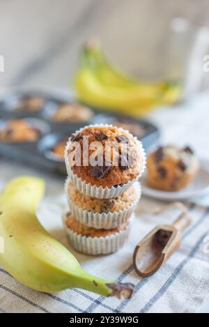 Frisch gebackene Bananen-Haferflocken-Pekannüsse und Schokoladen-Muffins Stockfoto