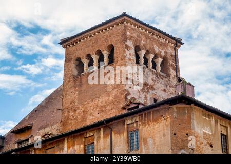 Außenansicht der Basilica dei Santi Quattro Coronati, Rom, Italien Stockfoto