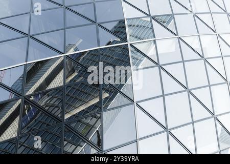 London, Vereinigtes Königreich - 25. April 2019: Wall of 30 St Mary Axe mit Reflexion der Londoner Stadtgebäude Stockfoto