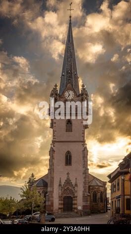 Bernardswiller, Frankreich - 09 02 2024: Kirche Bernardswiller. Blick auf die Fassade der Kirche von der Hauptstraße Stockfoto