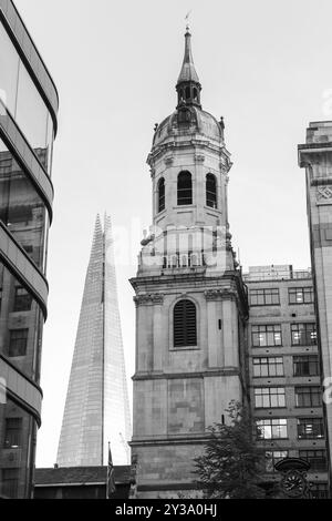 London, Großbritannien - 25. April 2019: Blick auf die Londoner Stadt mit der Kirche Saint Magnus-the-Martyr, vertikale Schwarzweiß-Fotografie Stockfoto