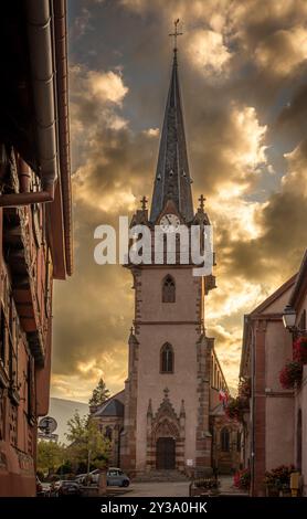 Bernardswiller, Frankreich - 09 02 2024: Kirche Bernardswiller. Blick auf die Fassade der Kirche von der Hauptstraße Stockfoto