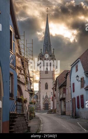 Bernardswiller, Frankreich - 09 02 2024: Kirche Bernardswiller. Blick auf die Fassade der Kirche von der Hauptstraße Stockfoto