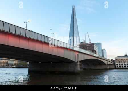 London, Großbritannien - 25. April 2019: Blick auf die Stadt London mit der London Bridge am Tag Stockfoto