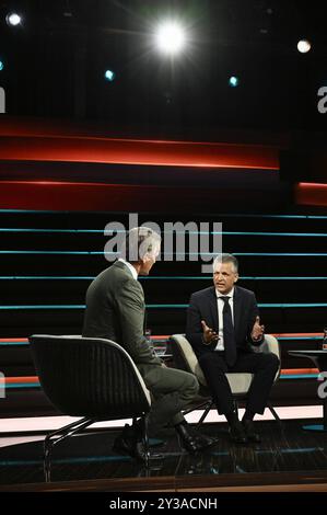 Markus Lanz li. mit Thorsten frei 09/24 Ihr Markus Lanz li. Und Thorsten frei am 11. September 2024 in Markus Lanz TV Fernsehen Talkshow Talkshow Talkshow Deutschland deutsch deutscher Mann Politiker CDU Politik Männer Italien italienisch italienisch-deutscher Moderator Fotografie Fotograf Journalist Journalismus Journalismus Journalist Autor Moderator Moderator deutsch-italienischer Moderator Fotograf hoch ganz freistellbar sitzend sprechend zuhörend gestikuliert *** Markus Lanz li mit Thorsten frei 09 24 ihr Markus Lanz li und Thorsten frei am 11. September, Stockfoto
