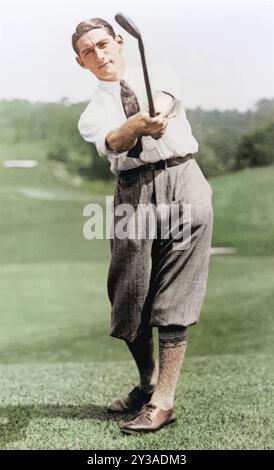 Großer Sieger des Golfspielers Tommy Armour 1921, der auf dem Golfplatz schaukelte und posierte. Abgeschnittene und farbige Version. Stockfoto