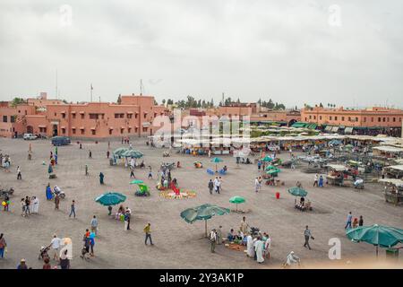 Der Djema el Fna Markt an einem langsamen Tag in Marakesch, Marokko, Nordafrika Stockfoto