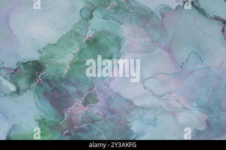 Abstrakte Aquarelltextur mit Grün- und Blautönen, die bei Tageslicht zarte Mischungen und Adern in kühlen Tönen zeigen Stockfoto