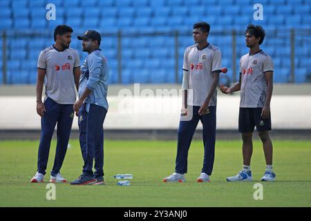 (Von links) Pacer Syed Khaled Ahmed, örtlicher Bowlingtrainer Tarek Aziz, Nahid Rana und Hasan Mahmud während der Übung im Bangladesch Test Squad im SBNC Stockfoto