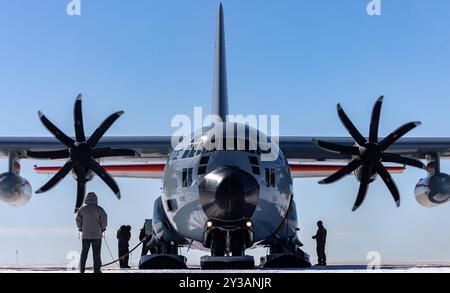 Ein LC-130 Hercules-Flugzeug vom 109. Airlift-Flügel sitzt am 9. Mai 2024 auf der Summit Station in Grönland. Die Summit Station ist ideal für langjährige Studiengänge Stockfoto