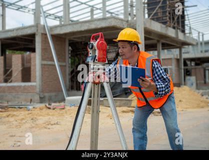 Bauingenieur oder Architekt Arbeitsvermesser, Surveyor und Vermessungsausrüstung auf Baustelle, Land- und Bodenentwicklung, Vermessungsausrüstung, Theodol Stockfoto