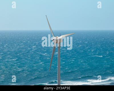 Erneuerbare Energien, Windenergie, Windturbinen, die sich bewegen, in der Nähe des Ozeans. Strom aus erneuerbaren Energiequellen. Stromversorgung. Gran Canaria Stockfoto