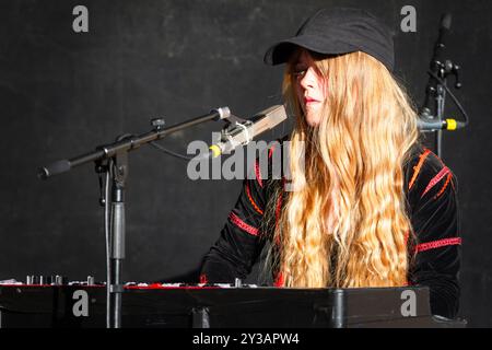 ANNA VON HAUSSWOLFF, KONZERT, GREEN MAN FESTIVAL 2013: Anna von Hausswolff live auf der Walls Garden Stage beim Green man Festival 2013 im Glanusk Park, Brecon, Wales, August 2013. Foto: Rob Watkins. INFO: Anna von Hausswolff ist eine schwedische Sängerin, Songwriterin und Organistin, die für ihre kraftvolle, eindringliche Stimme und atmosphärische Musik bekannt ist. Ihre Musik verbindet Gothic-, Drohnen- und experimentelle Rock-Einflüsse und erforscht Themen wie Tod, Spiritualität und Natur und schafft dunkle, immersive Soundlandschaften. Stockfoto