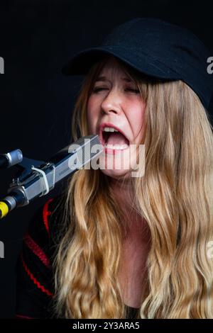 ANNA VON HAUSSWOLFF, KONZERT, GREEN MAN FESTIVAL 2013: Anna von Hausswolff live auf der Walls Garden Stage beim Green man Festival 2013 im Glanusk Park, Brecon, Wales, August 2013. Foto: Rob Watkins. INFO: Anna von Hausswolff ist eine schwedische Sängerin, Songwriterin und Organistin, die für ihre kraftvolle, eindringliche Stimme und atmosphärische Musik bekannt ist. Ihre Musik verbindet Gothic-, Drohnen- und experimentelle Rock-Einflüsse und erforscht Themen wie Tod, Spiritualität und Natur und schafft dunkle, immersive Soundlandschaften. Stockfoto